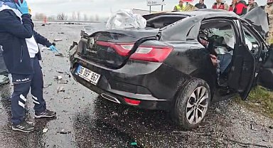 TIR ile otomobil çarpıştı; 2 ölü, 1 yaralı