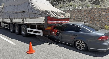 TIR'ın altına giren otomobilin sürücüsü yara almadan kurtuldu