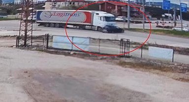 TIR'ın, çarptığı otomobili metrelerce sürüklediği kaza kamerada