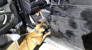 TIR'ın taşıdığı cipin tabanında 24,6 kilo uyuşturucu ele geçirildi