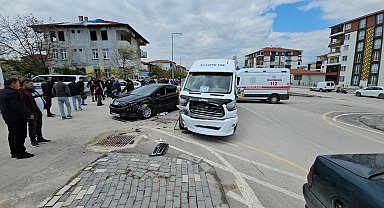 Tokat'ta servis minibüsü otomobille çarpıştı: 10 yaralı