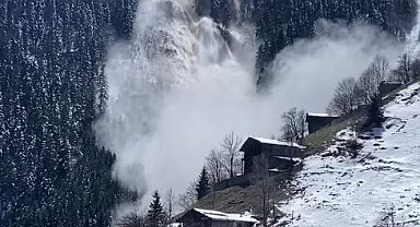 Trabzon'da çığ düşme anı kamerada