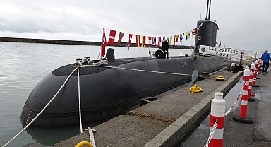 Trabzon'da çocuklardan 'TCG Preveze' denizaltısına ilgi