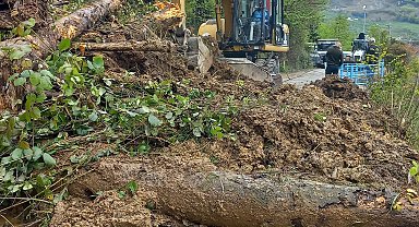 Trabzon'da heyelan; mahalle yolu ulaşıma kapandı