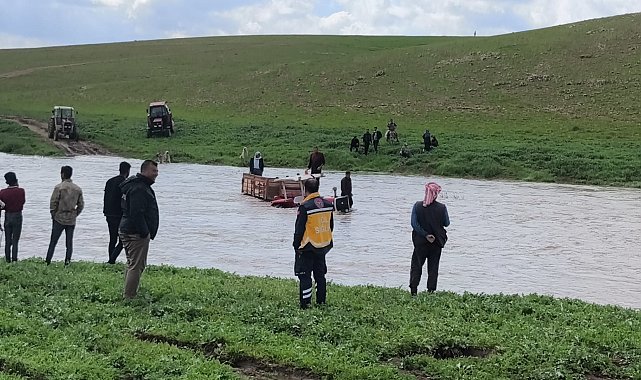 Traktörle dereden geçerken mahsur kalan 3 kişi kurtarıldı