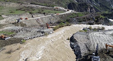 TSK, heyelanın kapattığı Hakkari-Van yolunda panel köprü kuruyor
