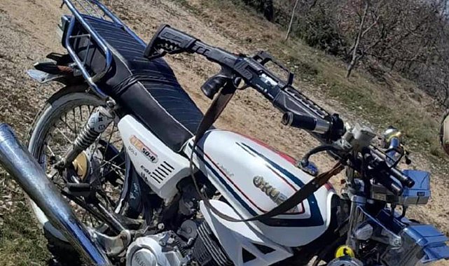 Tüfek ve motosikleti sanal medyada 'ikisi de ruhsatsız' notuyla paylaşan 2 kişiye gözaltı