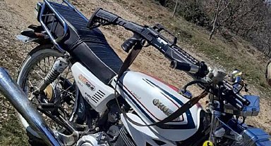 Tüfek ve motosikleti sanal medyada 'ikisi de ruhsatsız' notuyla paylaşan 2 kişiye gözaltı