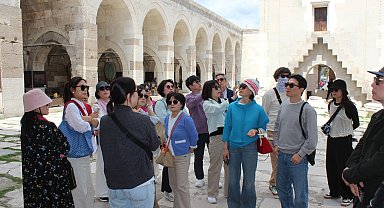Turistler, Türk dizilerinden etkilenip Sultanhanı'na geliyor