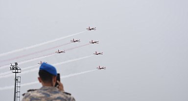 Türk Yıldızları ve SOLOTÜRK'ten öğrenciler için 23 Nisan özel gösterisi