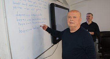 Türkçe bilmeyen torunu için 74 yaşında İngilizce öğrenmeye başladı