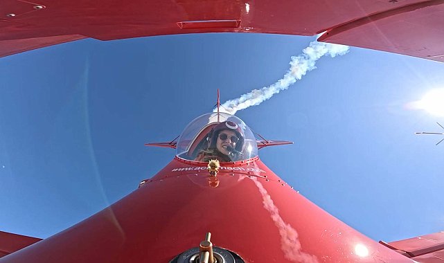 Türkiye'nin ilk profesyonel kadın akrobasi pilotundan, Dünya Pilotlar Günü'ne özel gösteri