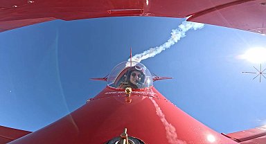 Türkiye'nin ilk profesyonel kadın akrobasi pilotundan, Dünya Pilotlar Günü'ne özel gösteri