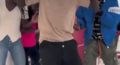 Ugandalı dans grubundan İstanbul Havalimanı'nda renkli gösteri