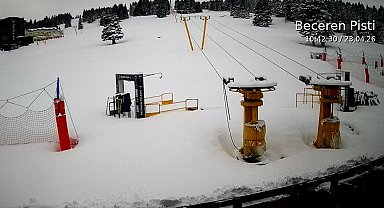 Uludağ'da nisan ayında kar yağışı; kar kalınlığı 1 metre