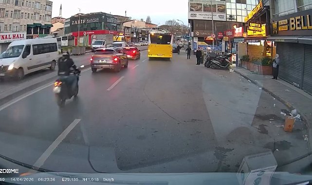 Ümraniye'de motosiklet sürücüsünün otomobile çarptığı anlar kamerada