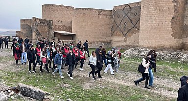 UNESCO mirası Ani Ören Yeri'nde 8 kilometre yürüdüler