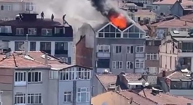 Üsküdar'da 5 katlı binanın çatısı alev alev yandı