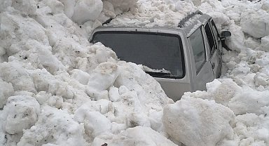Üzerine çığ düşen araçtan kenti imkanlarıyla çıktılar