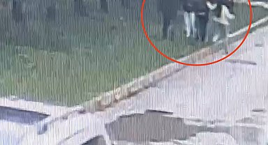 Üzerine su sıçratan sürücünün saldırısına uğradı; o anlar kamerada