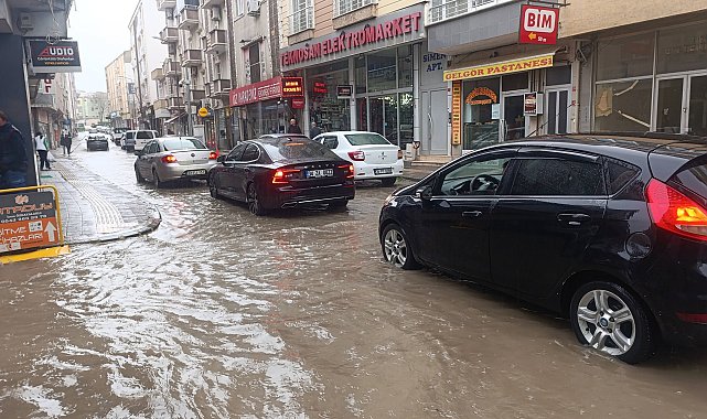 Uzunköprü'de sağanak; yollar göle döndü