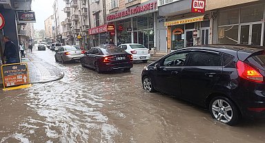 Uzunköprü'de sağanak; yollar göle döndü