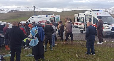 Van'da dağcıları taşıyan minibüs takla attı; 13 yaralı