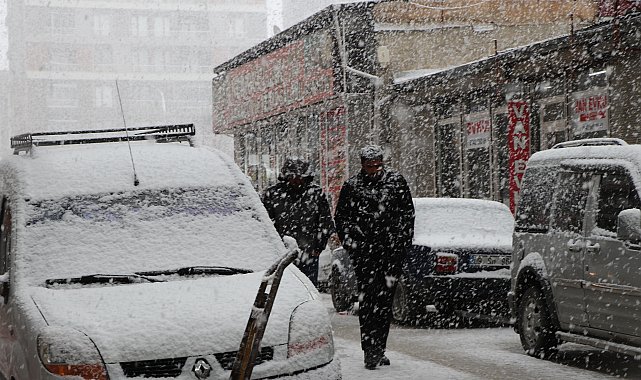 Van'da kar yağışı; 93 yerleşim yeri ulaşıma kapandı