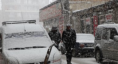 Van'da kar yağışı; 93 yerleşim yeri ulaşıma kapandı