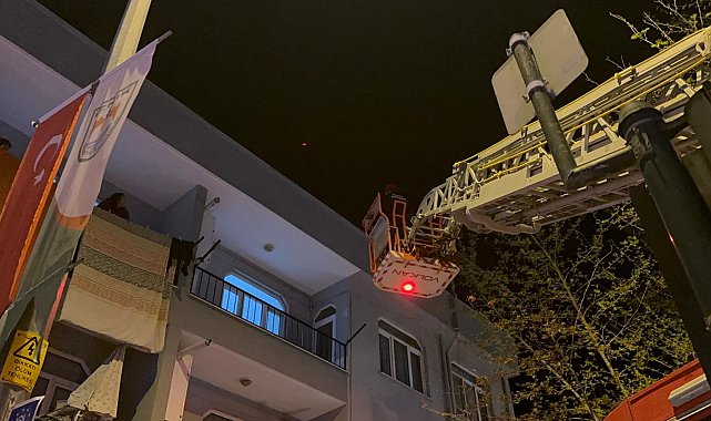 Yalnız yaşadığı evinde düşüp bacağını kıran kadını, balkondan girip kurtardı