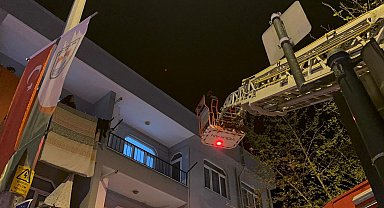 Yalnız yaşadığı evinde düşüp bacağını kıran kadını, balkondan girip kurtardı