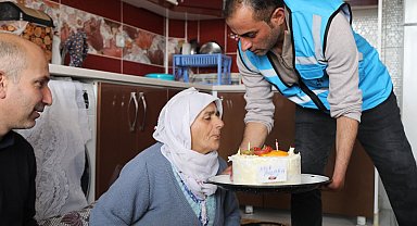Yalnız yaşayan 75 yaşındaki kadına doğum günü sürprizi