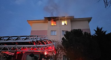 Yangında 4'üncü katta mahsur kalan kişi, merdivenli araçla kurtarıldı
