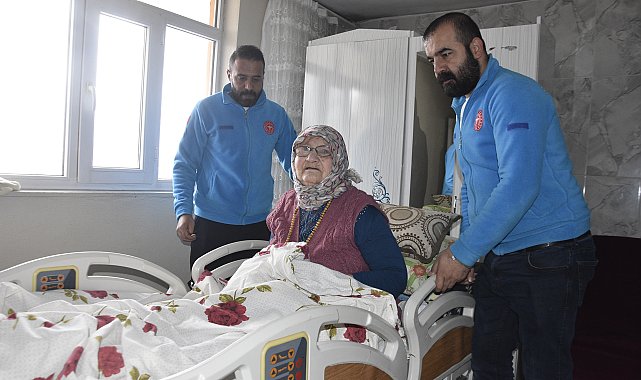Yatağa bağımlı hastanın ortopedik yatak sevinci