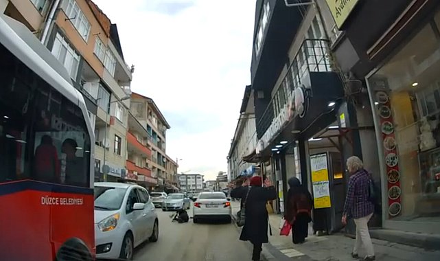 Yayaya çarptıktan sonra şoför değiştirip uzaklaştılar