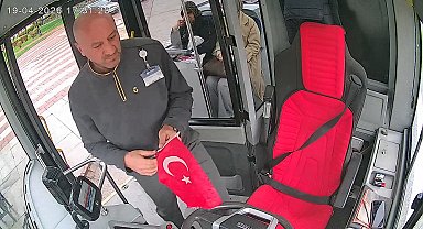 Yere düşen Türk Bayrağı için otobüsü durdurdu