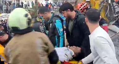 Yıkım sırasında enkazın altında kalan iş makinesinin operatörü yaralandı