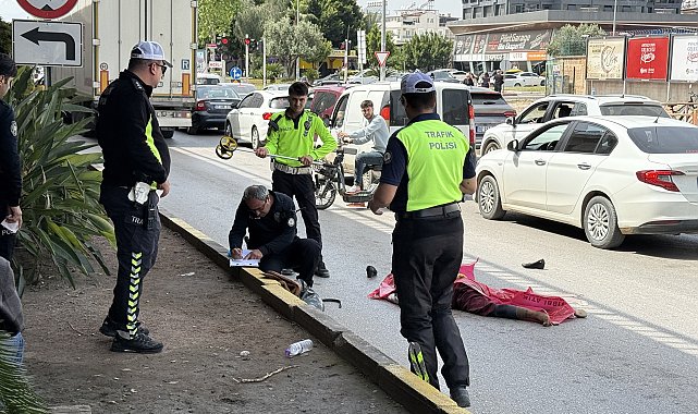 Yol kenarında mendil satarken TIR'ın altında kalan kadın hayatını kaybetti
