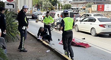 Yol kenarında mendil satarken TIR'ın altında kalan kadın hayatını kaybetti