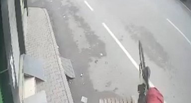 Yol kenarındaki paletlere çarpan bisikletin sürücüsü takla atıp düştü