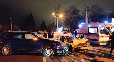 Yola çıkan otomobile başka bir otomobilin çarptığı kaza kamerada: 5 yaralı