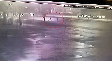 Yola düşen telefonunu almak isterken otomobilin çarptı