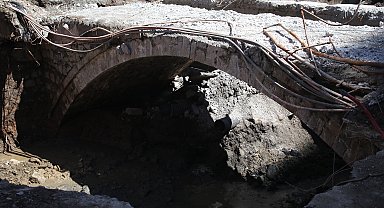 Yolun altında keşfedilen 2 asırlık köprü, cam kaplamayla korunacak