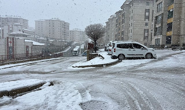 Yüksekova, kar yağışıyla beyaza büründü