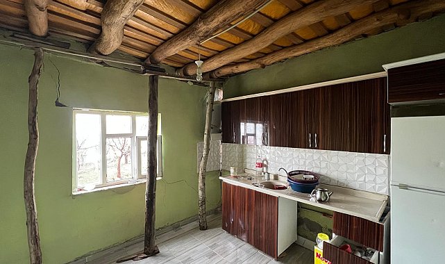 Yüksekova'da yıldırım düşen evin duvarı boydan boya yarıldı