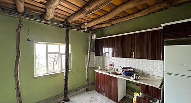 Yüksekova'da yıldırım düşen evin duvarı boydan boya yarıldı