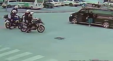 Yunus polislerinin trafikte Heimlich manevrası hayat kurtardı; müdahale anı kamerada