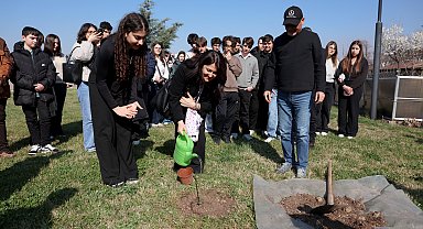 Yürüyen Köşk'ün simgesi olan çınardan elde edilen fide, Anıtkabir'de toprakla buluştu