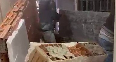 Zeytinburnu'nda inşaatta yapılan beton dökme işlemi sırasında yandaki binanın duvarı çöktü