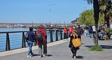 Zonguldak'ta güneşli havanın keyfini sahilde çıkardılar
